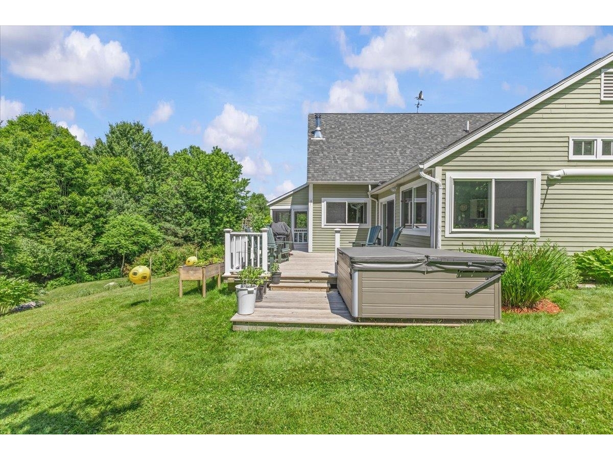 Back Deck w/Hot Tub