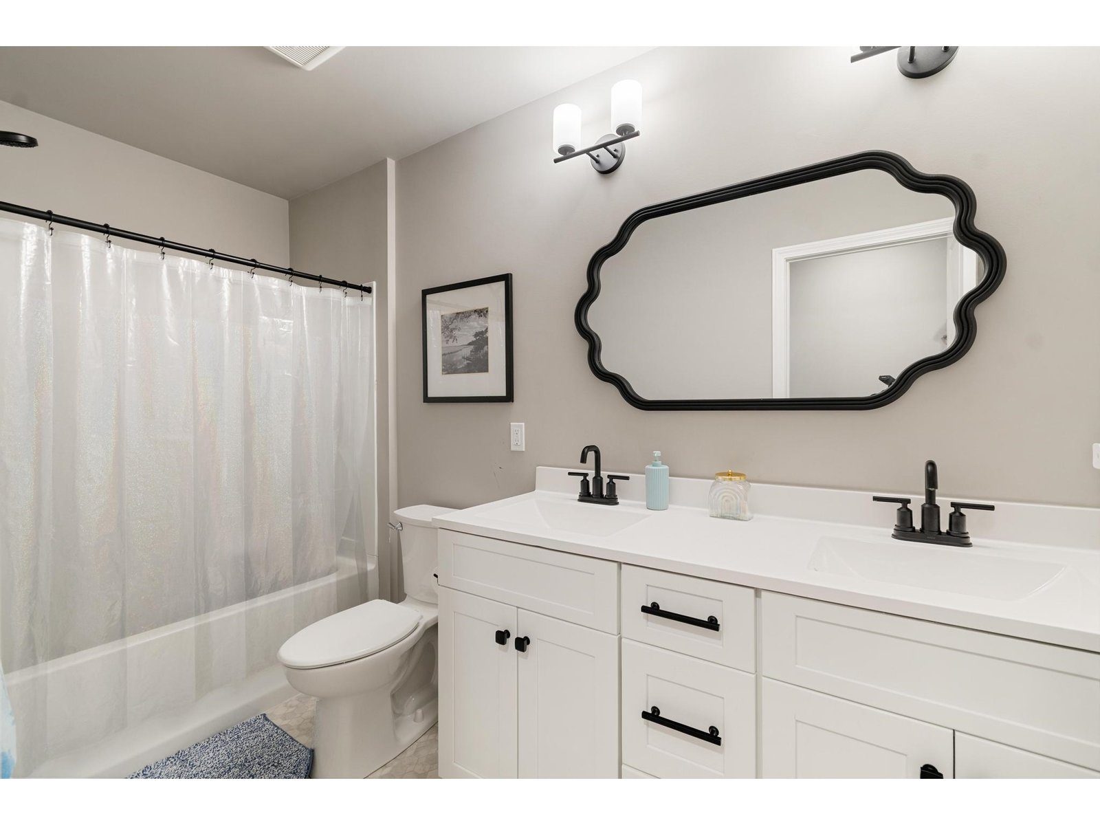 2nd Floor: Full Bathroom