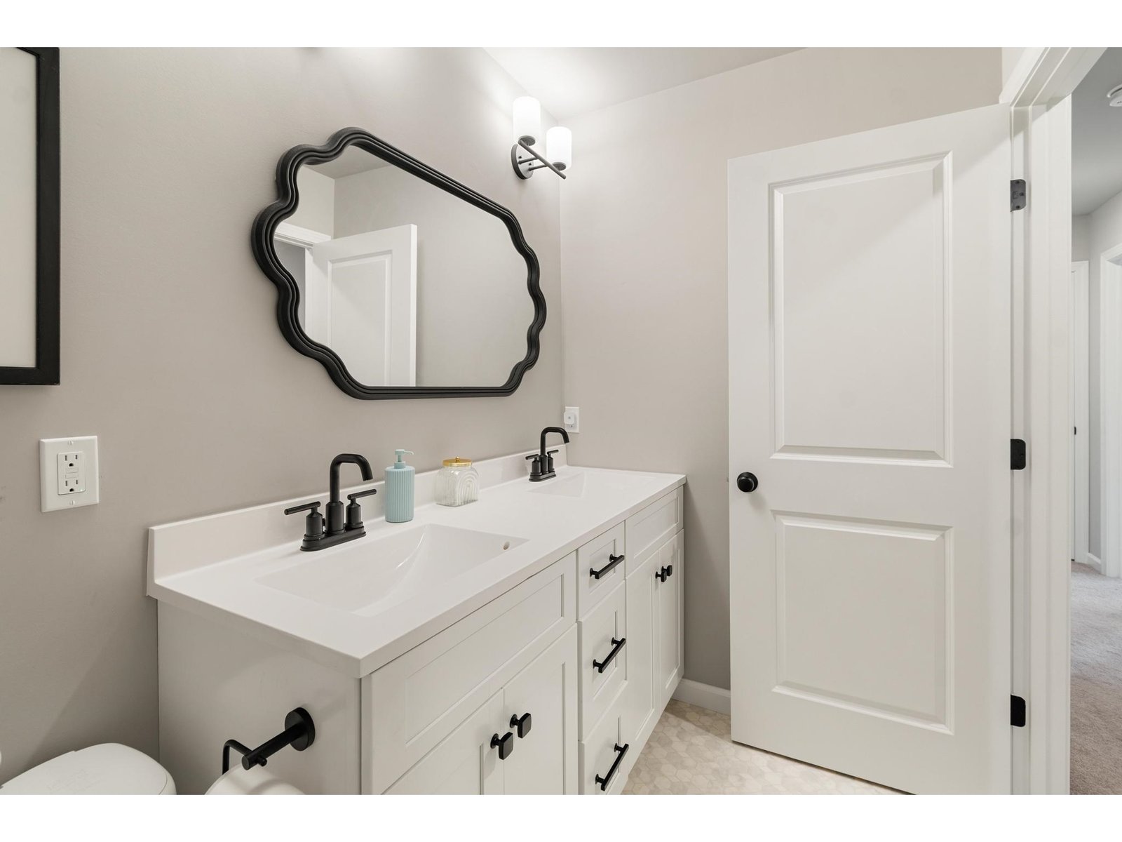 2nd Floor: Full Bathroom