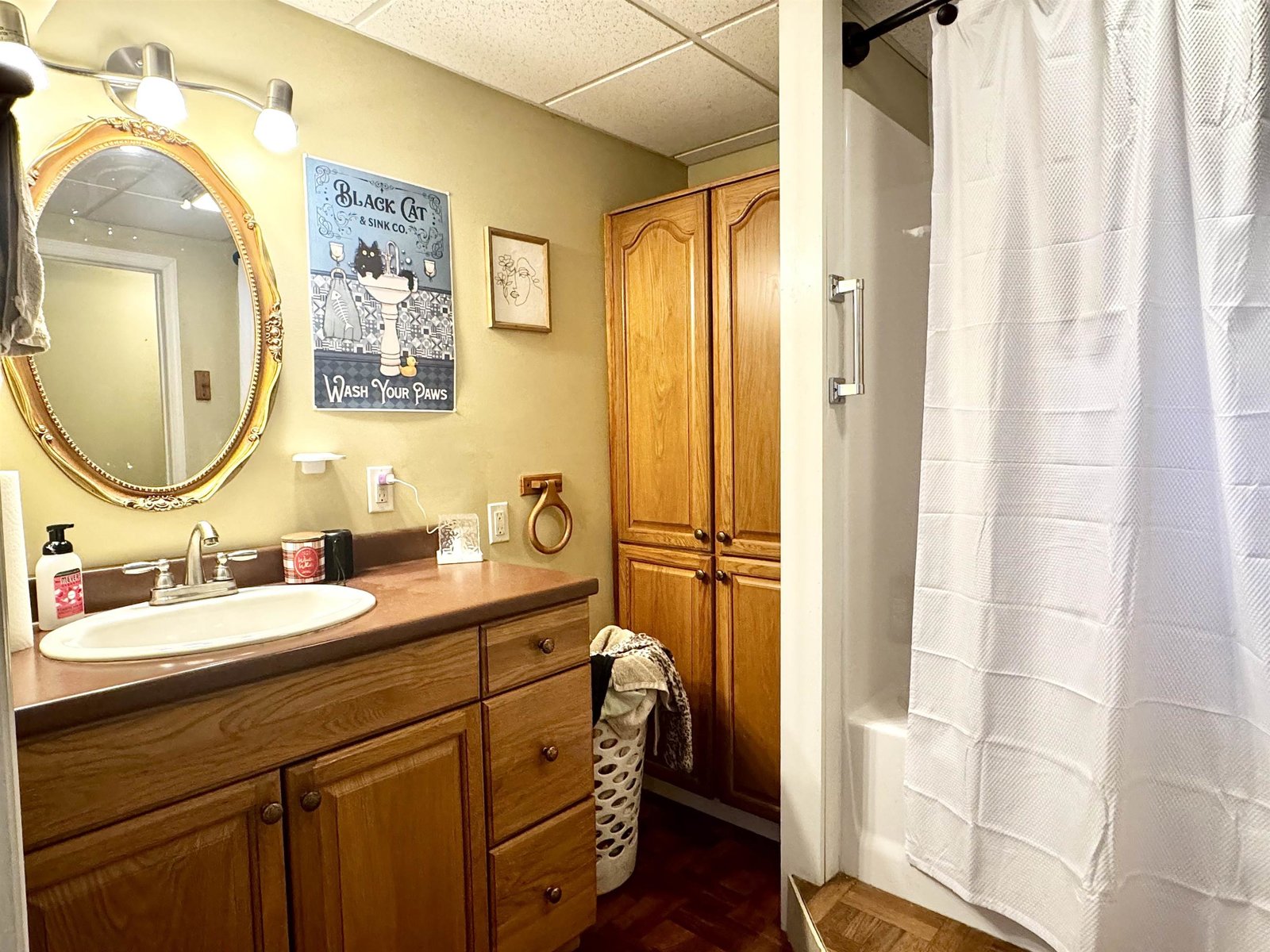 Suite 3 - Full Bathroom