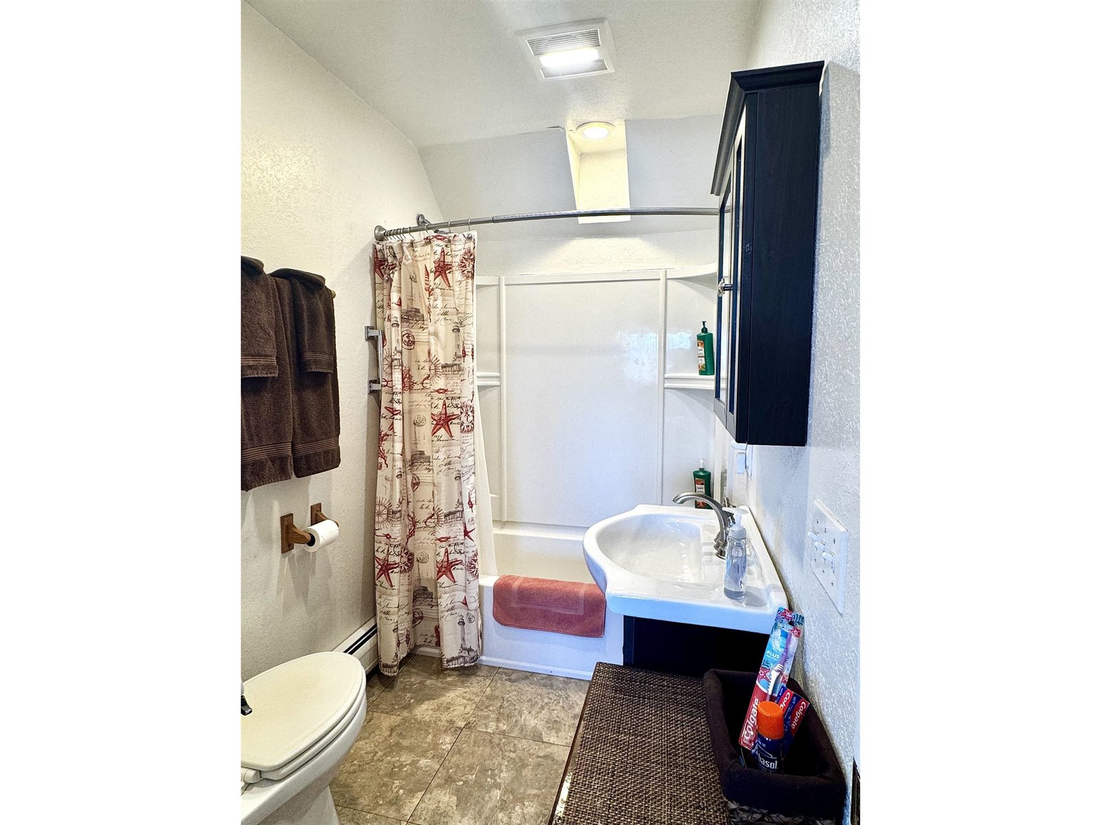 Suite 2 - Full Bathroom