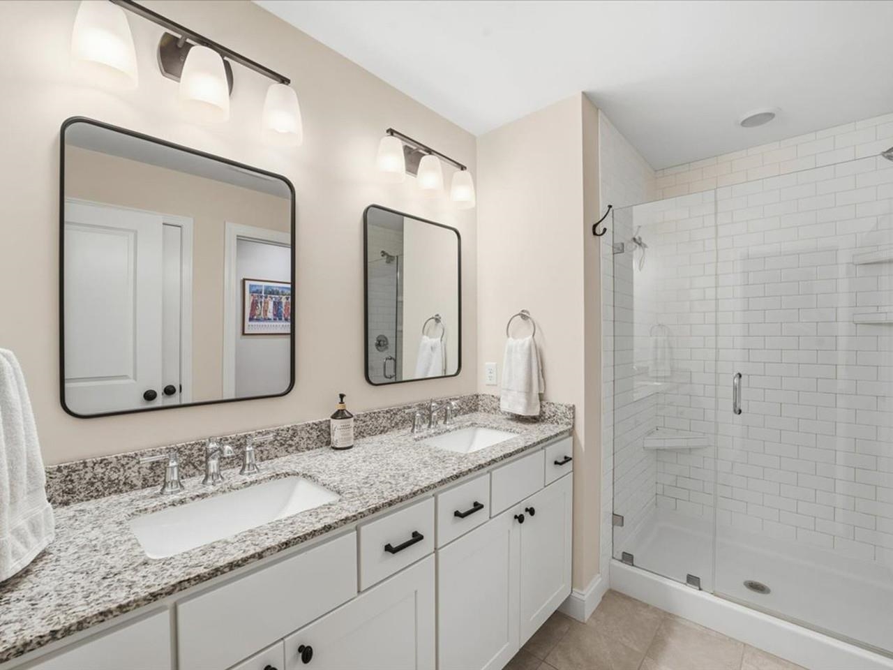 Primary suite 3/4 bathroom