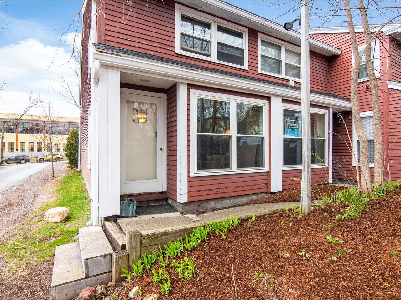297 College Street, Unit 8C