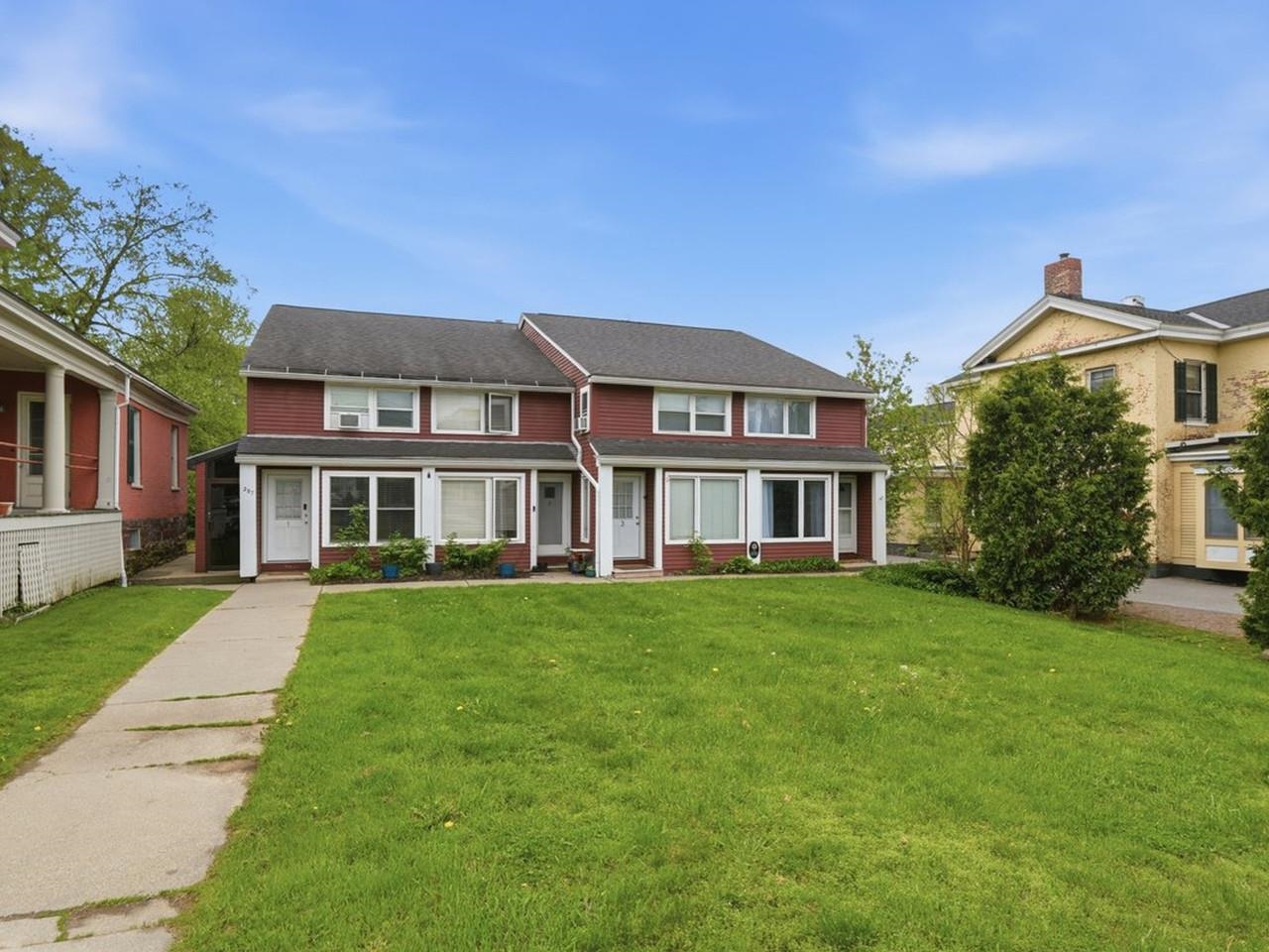 Spacious front yard!