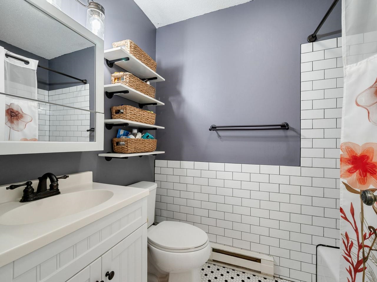 Updated, Tiled Full Bathroom
