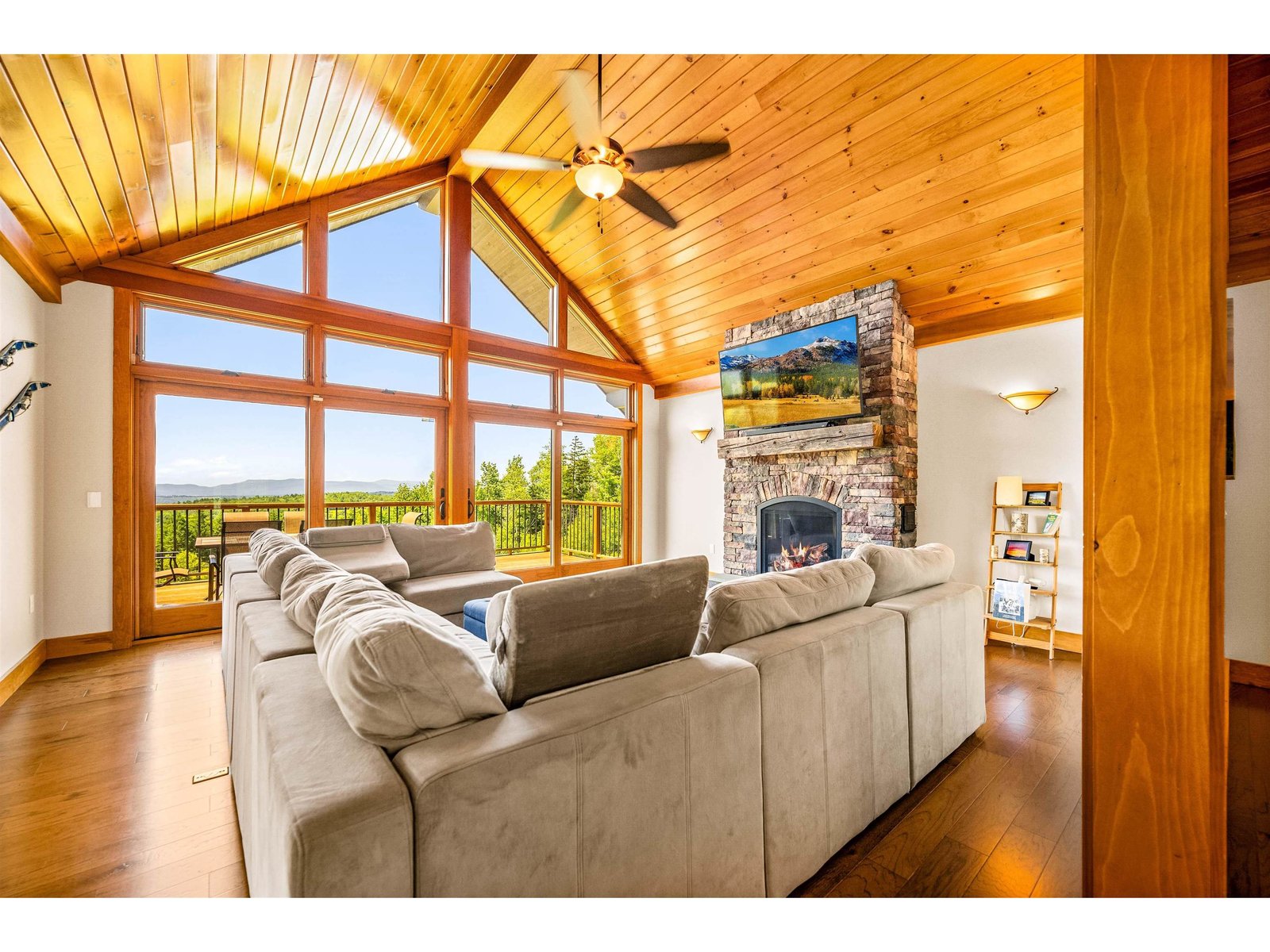 Glorious Livingroom w Views