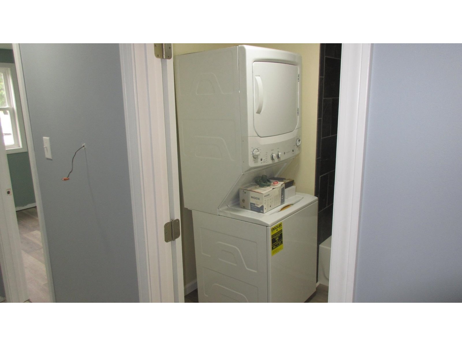 Bathroom w/stackable W/D