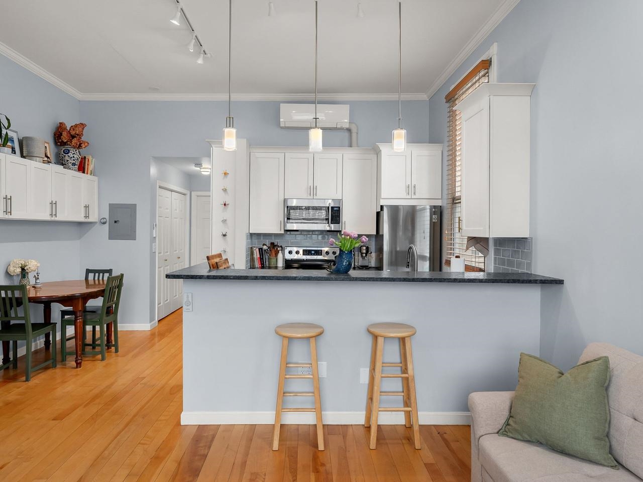 Breakfast bar