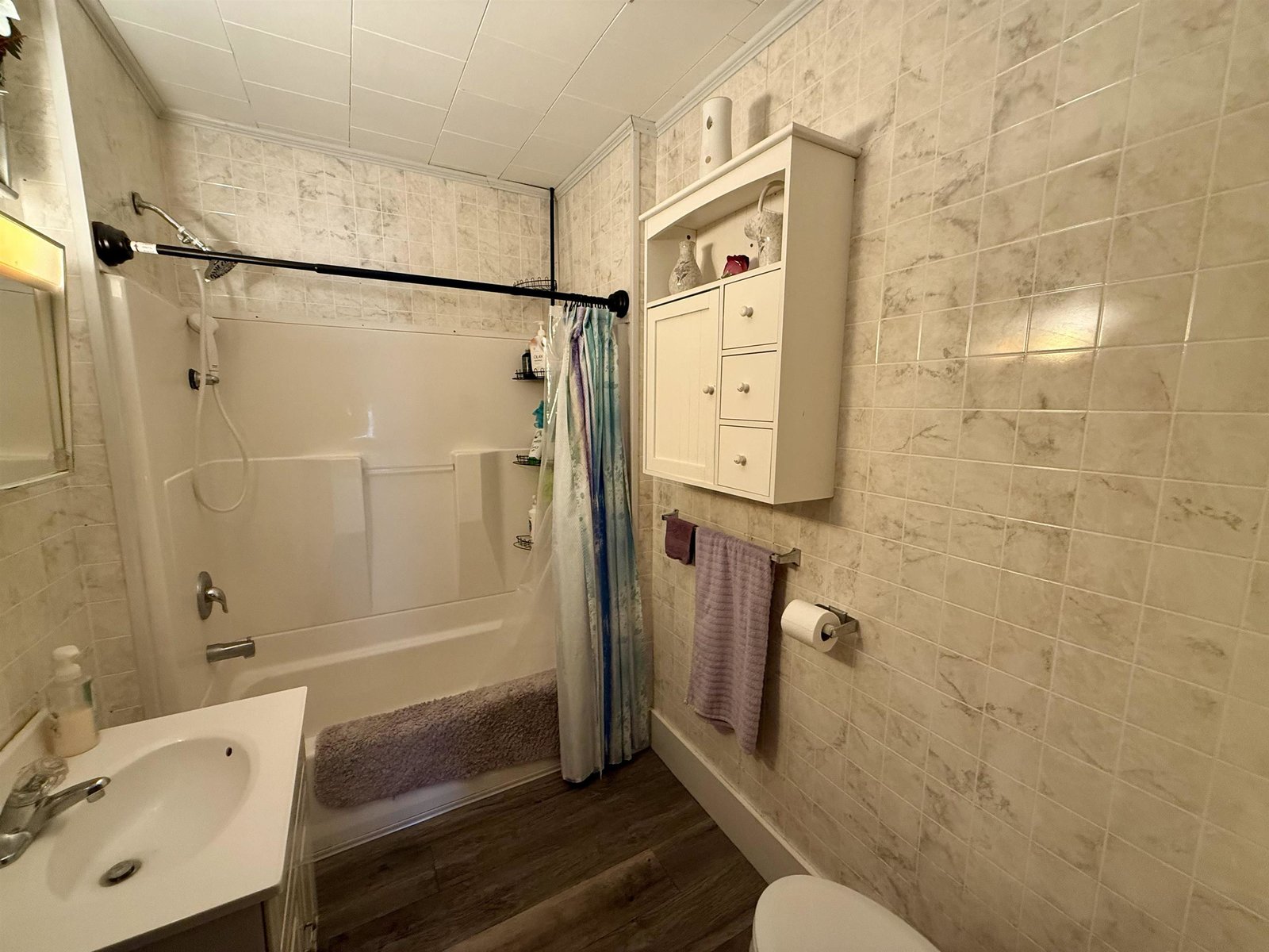 Bathroom (Unit 1)