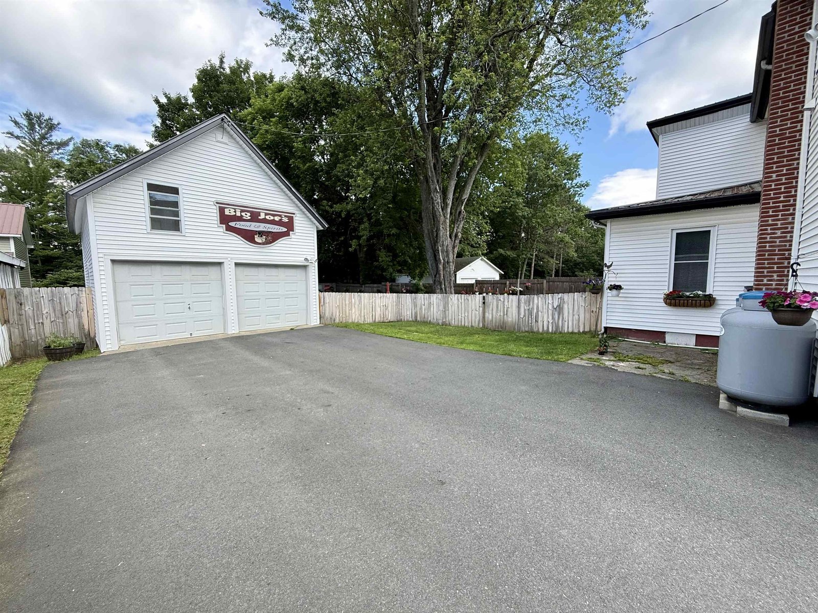 Large Paved Driveway & Parking