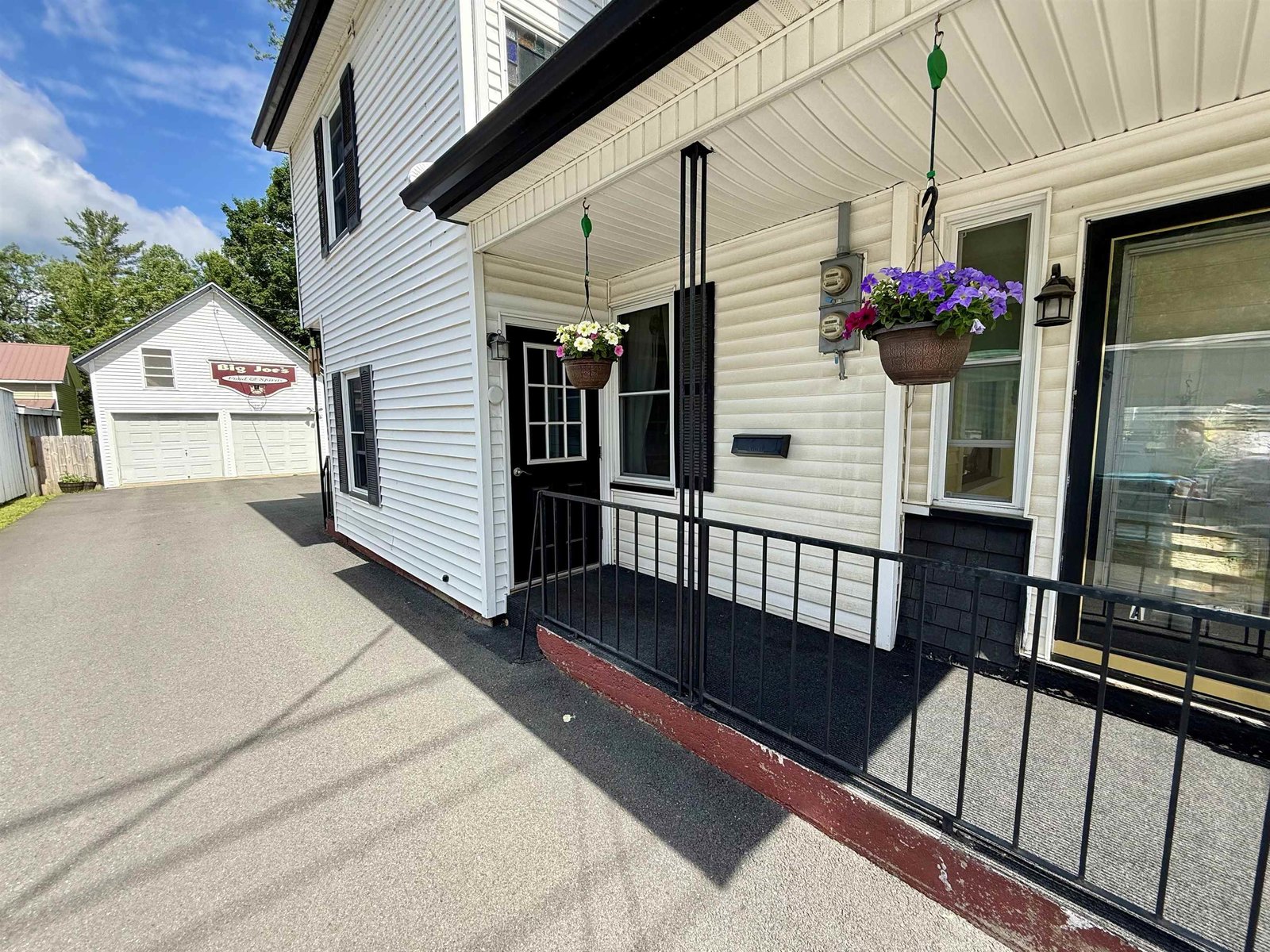 Unit 2 | Entrance/Covered Porch