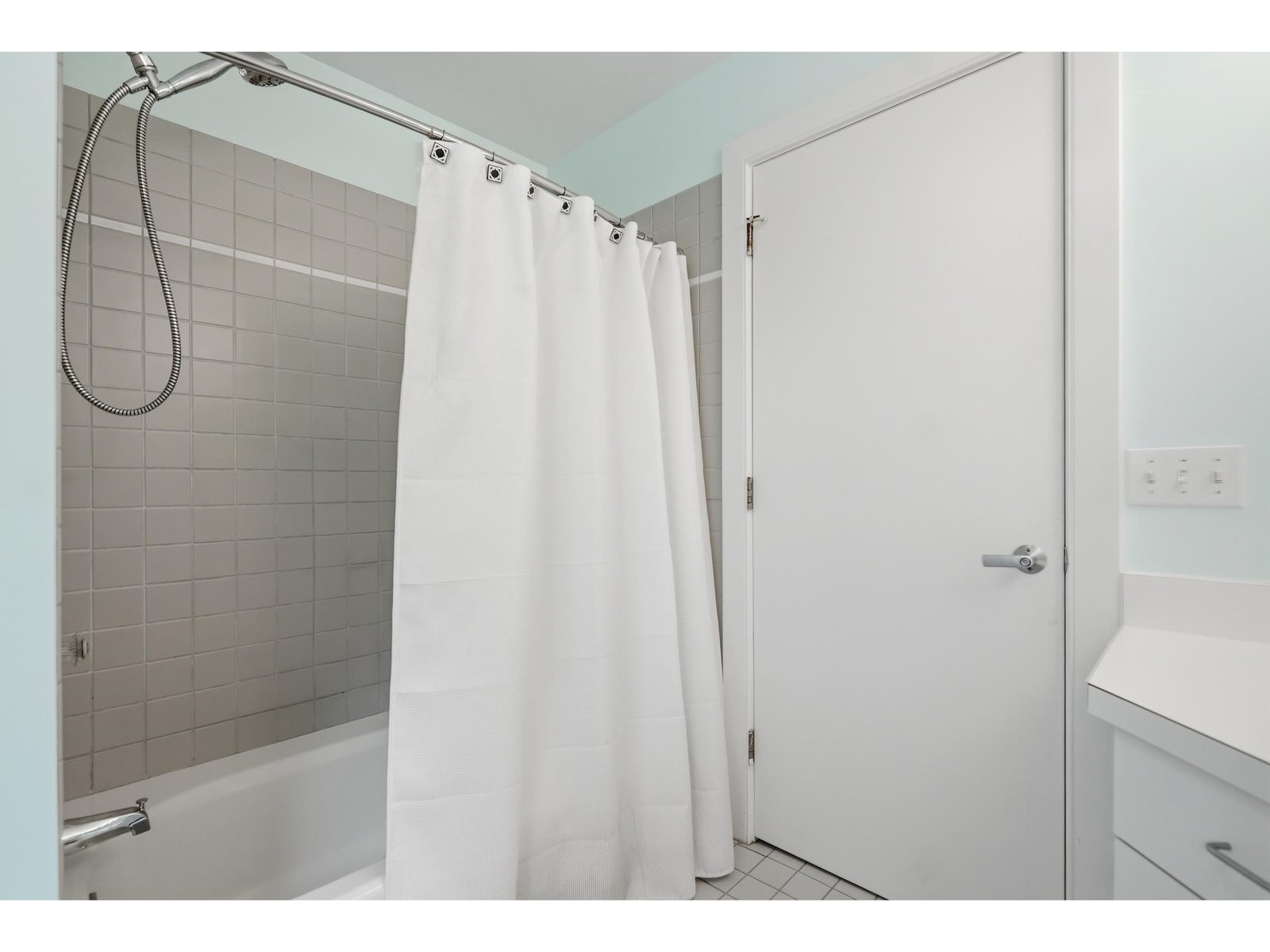2nd Floor Full Bathroom