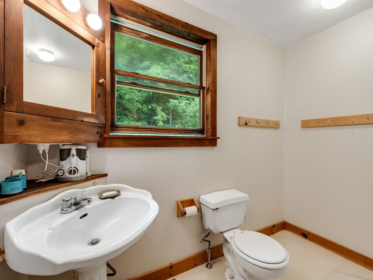 2nd floor full bathroom