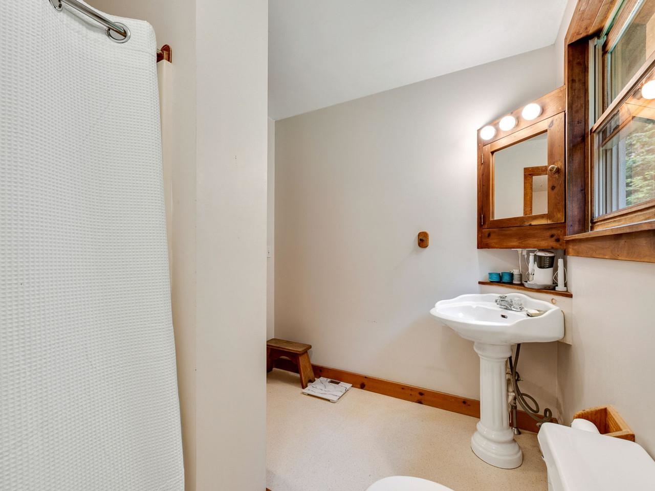 2nd floor bathroom