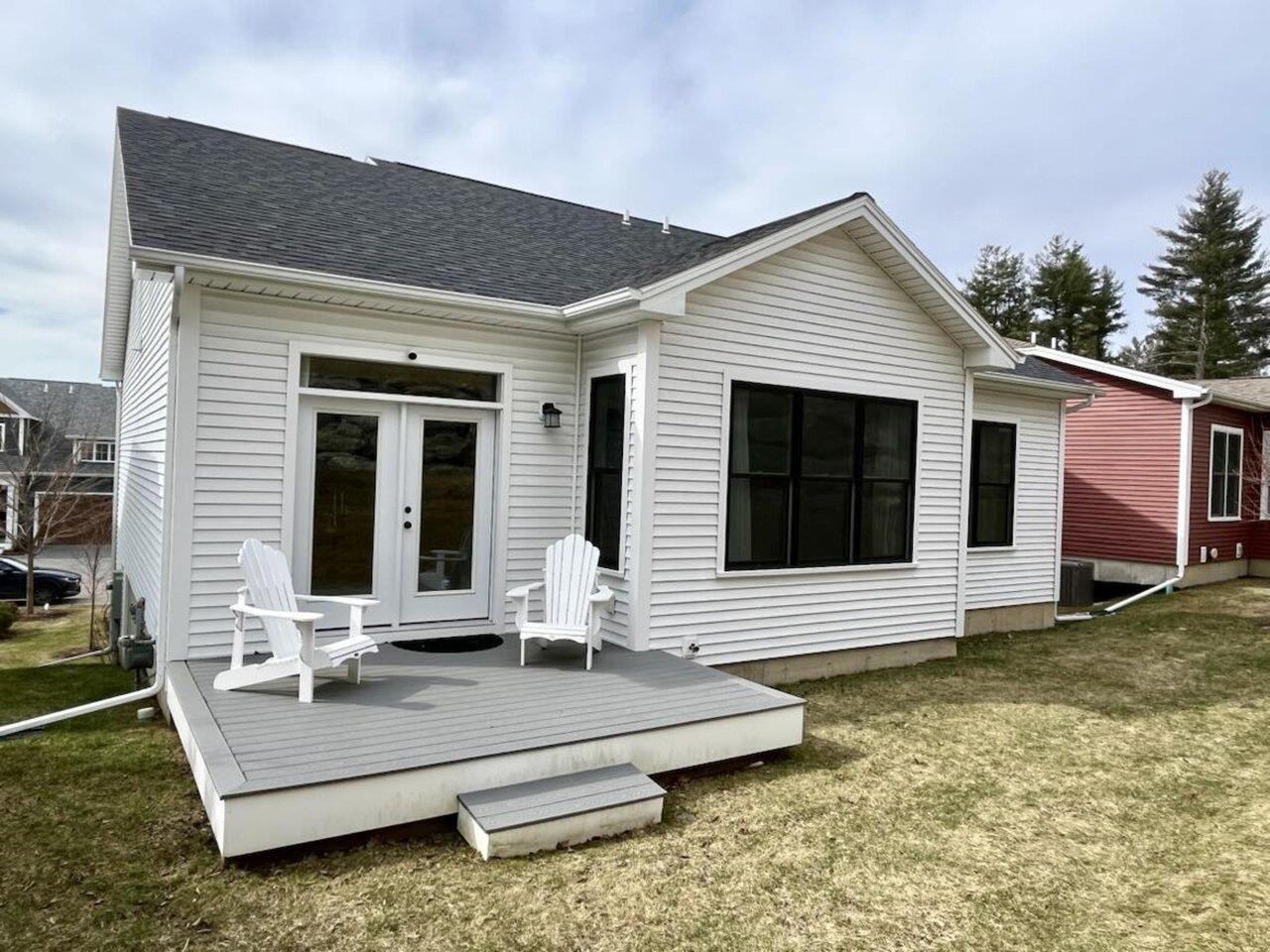 Sunny backyard w/ deck!