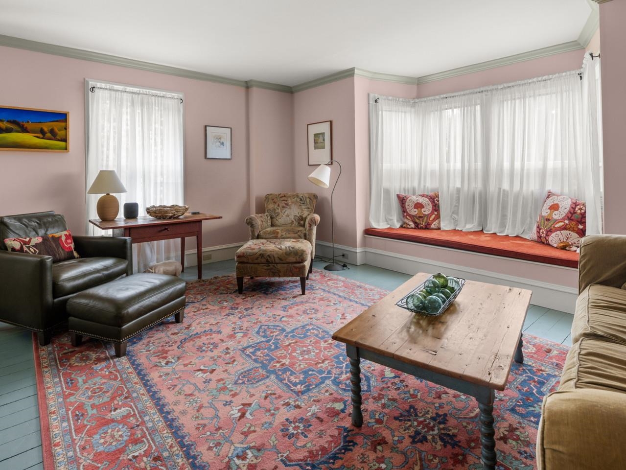 Large bay window w/cushy seat