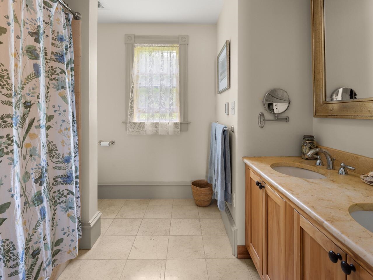 Primary en suite bathroom