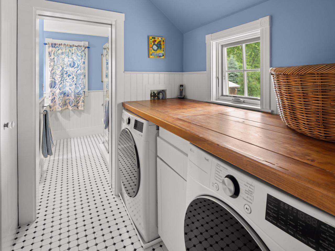 Laundry room w/lg linen closet