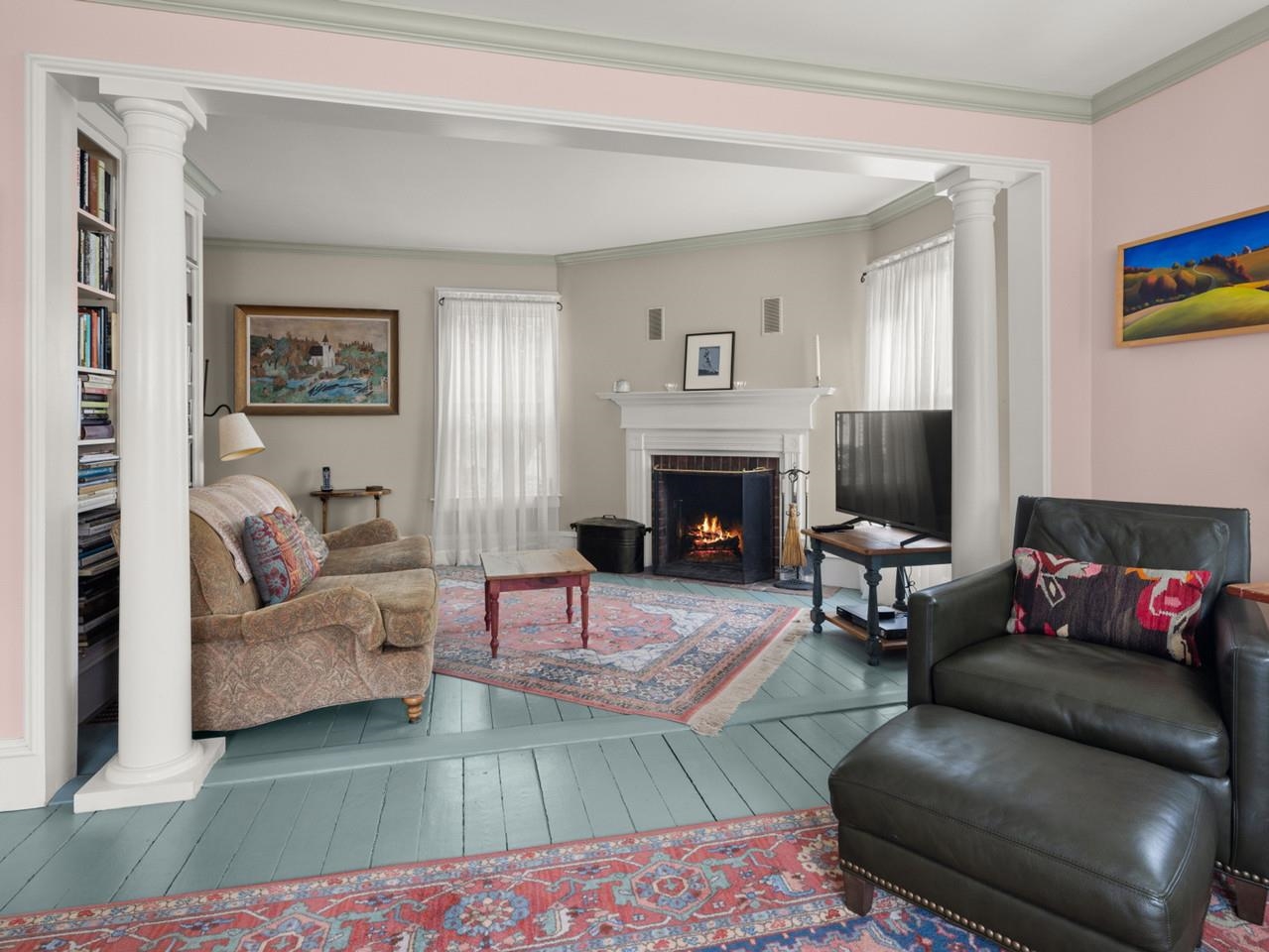 Cozy living room w/fireplace