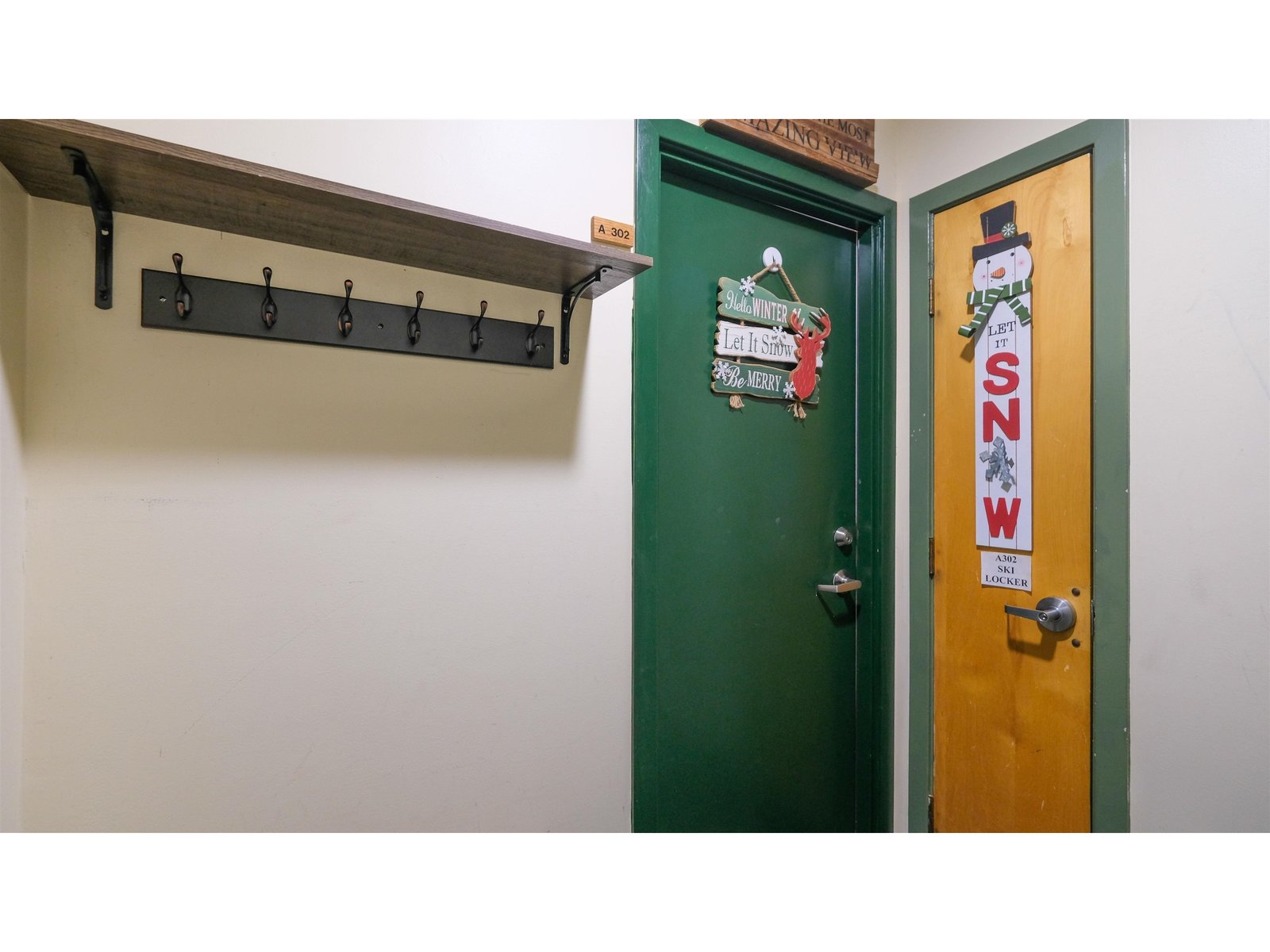 Entrance with private ski locker
