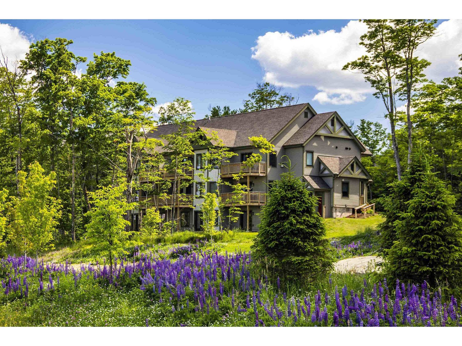 Long Trail - Journey's End Condominium