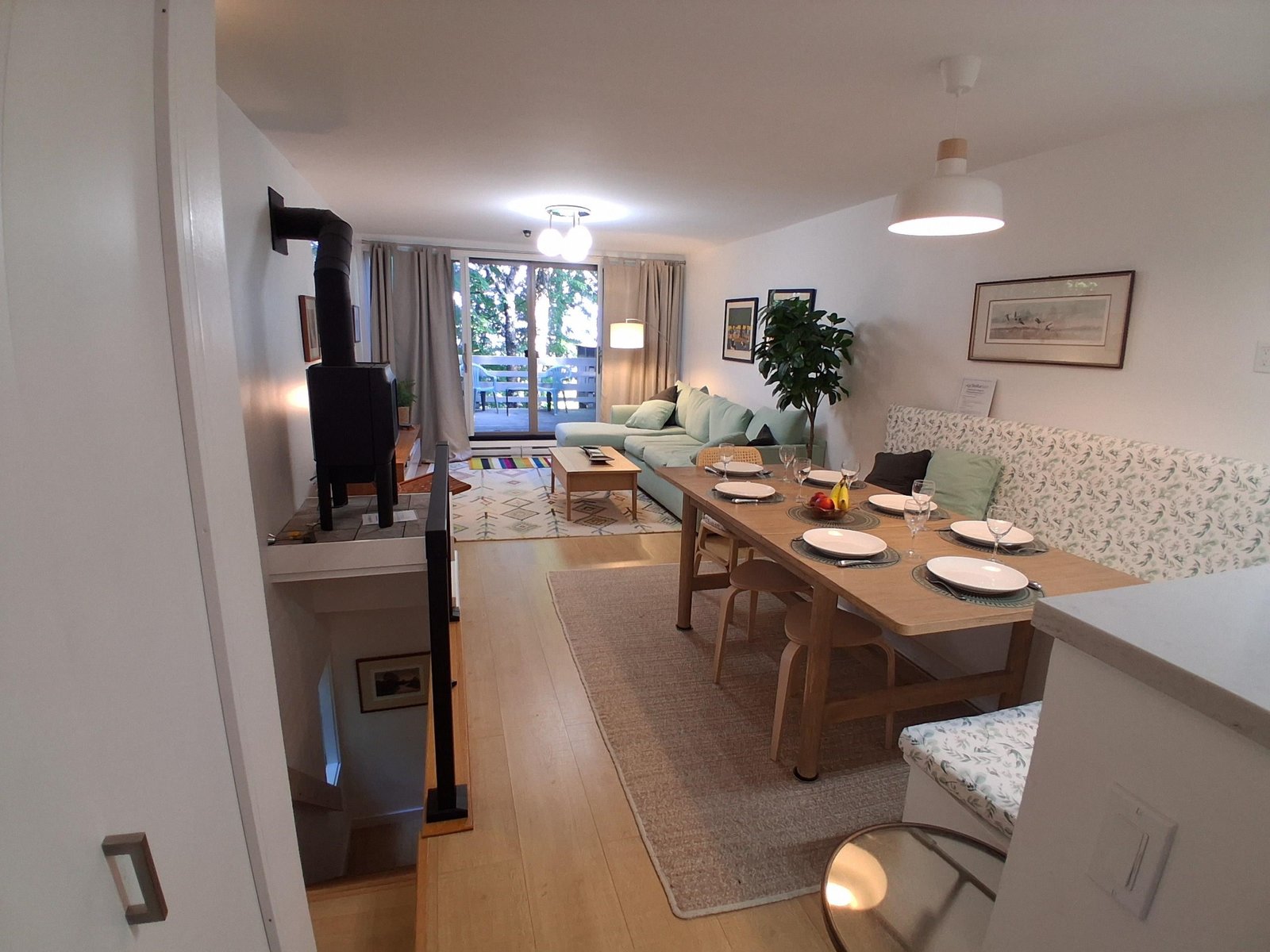 Livingroom with deck