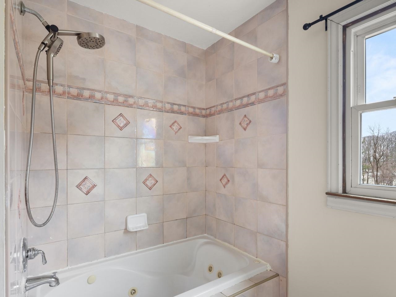 Jetted Tub w/Tile Surround