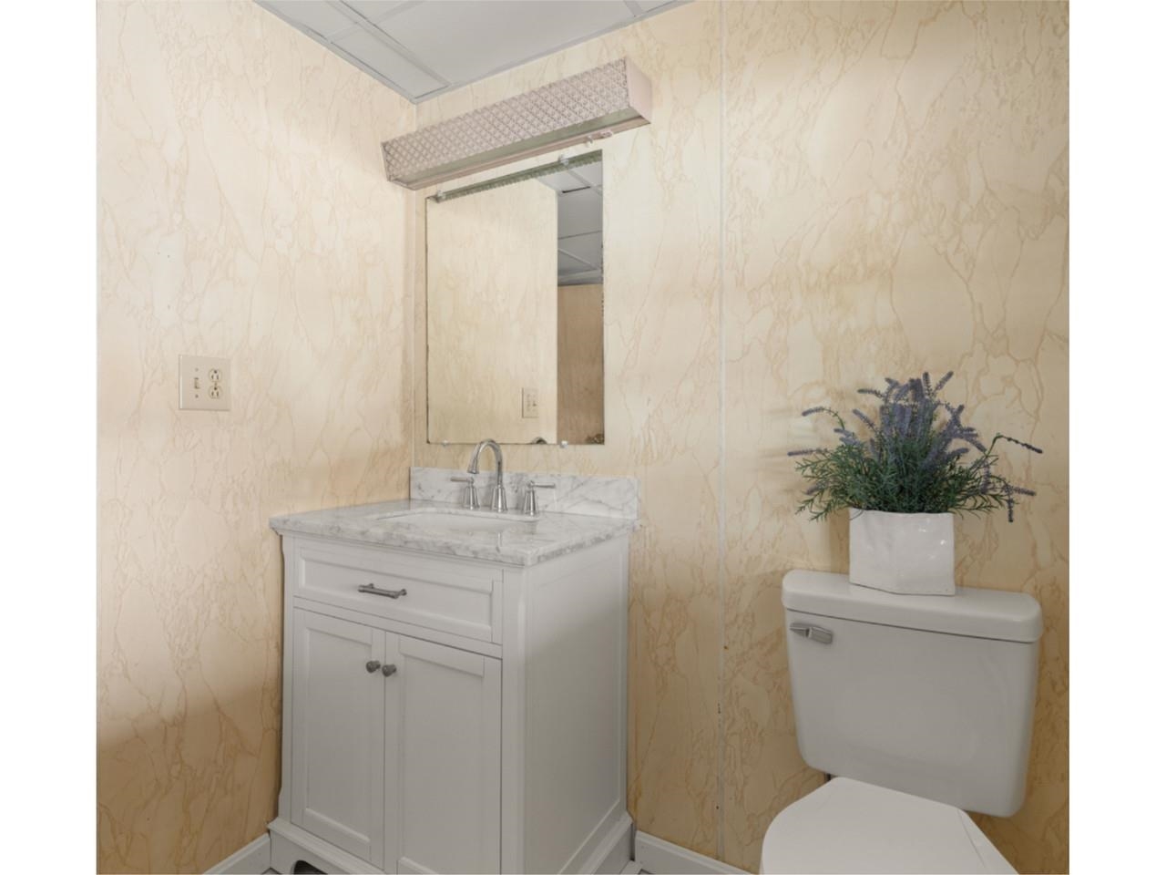 1/2 Bath w/New Vanity