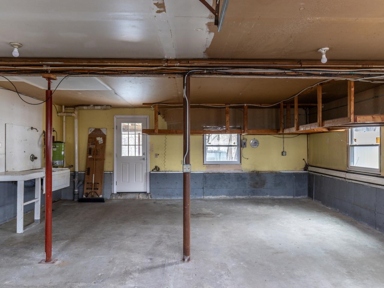 Oversized 1-Car Garage w/Sink