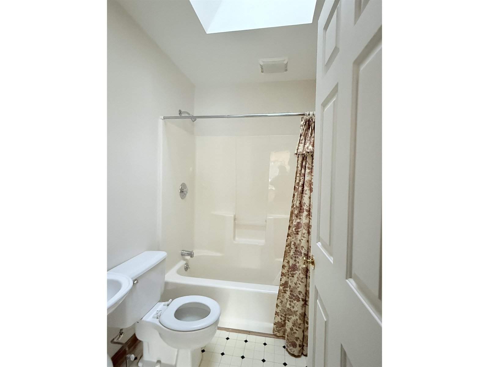Full bath on middle floor