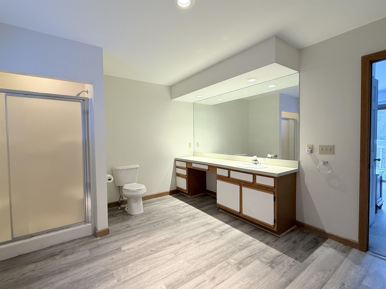 Huge room...add a soaking tub or another washer and dryer