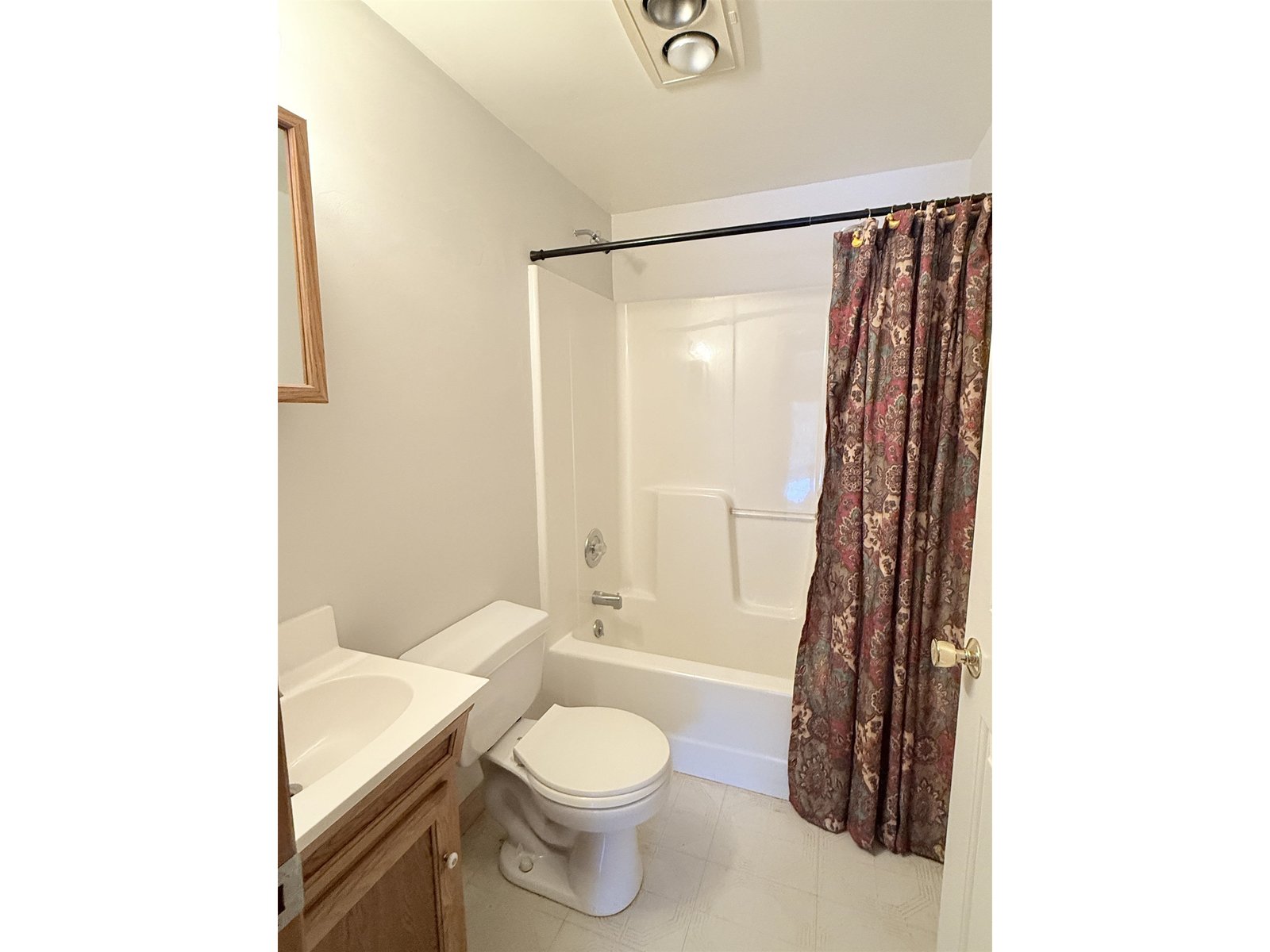 Lower level full bath