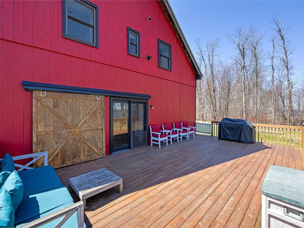 Expansive deck