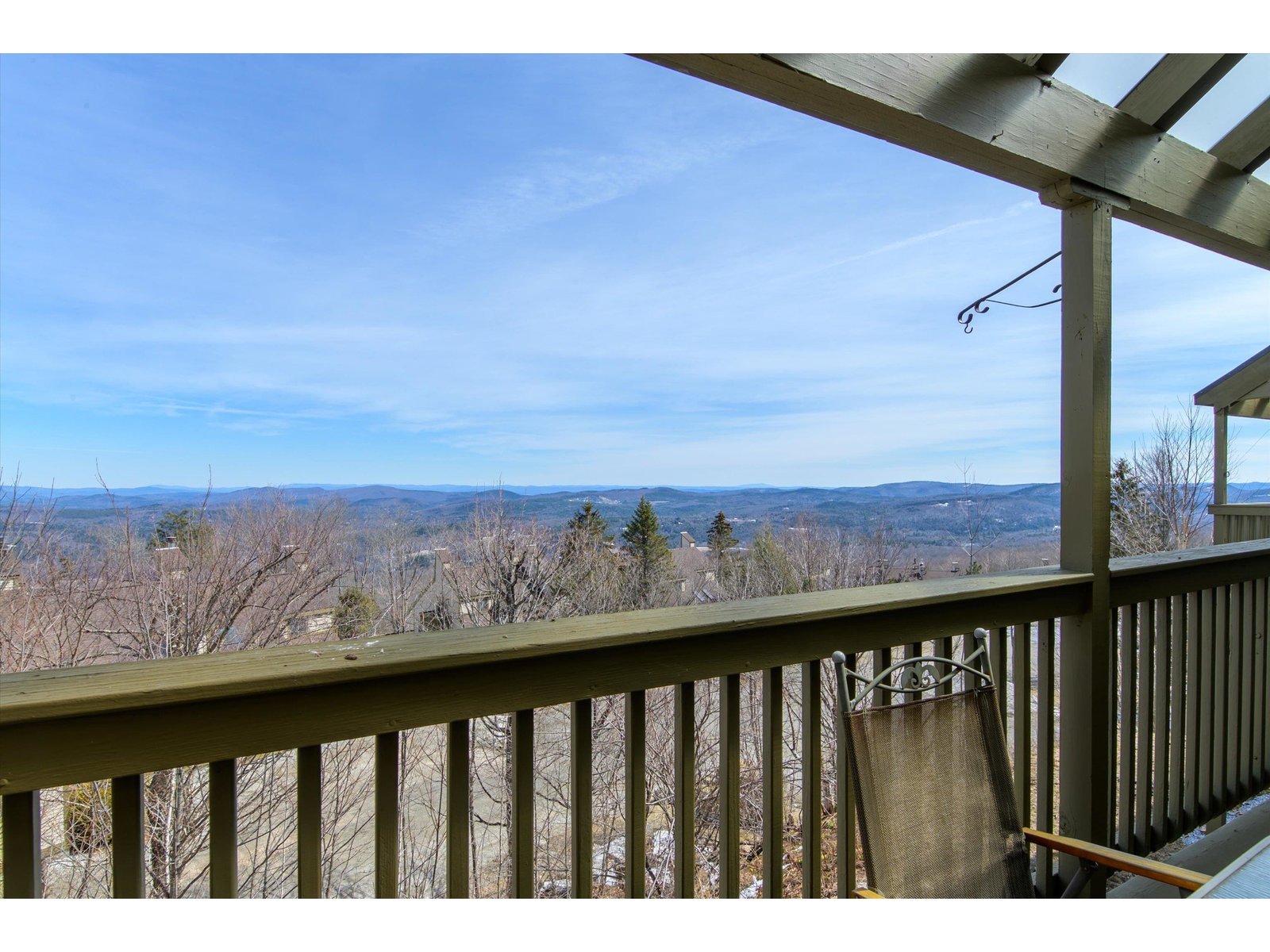 Long distance mountain views to the east
