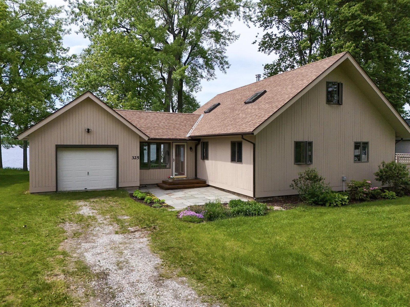 325 Oakridge Lane