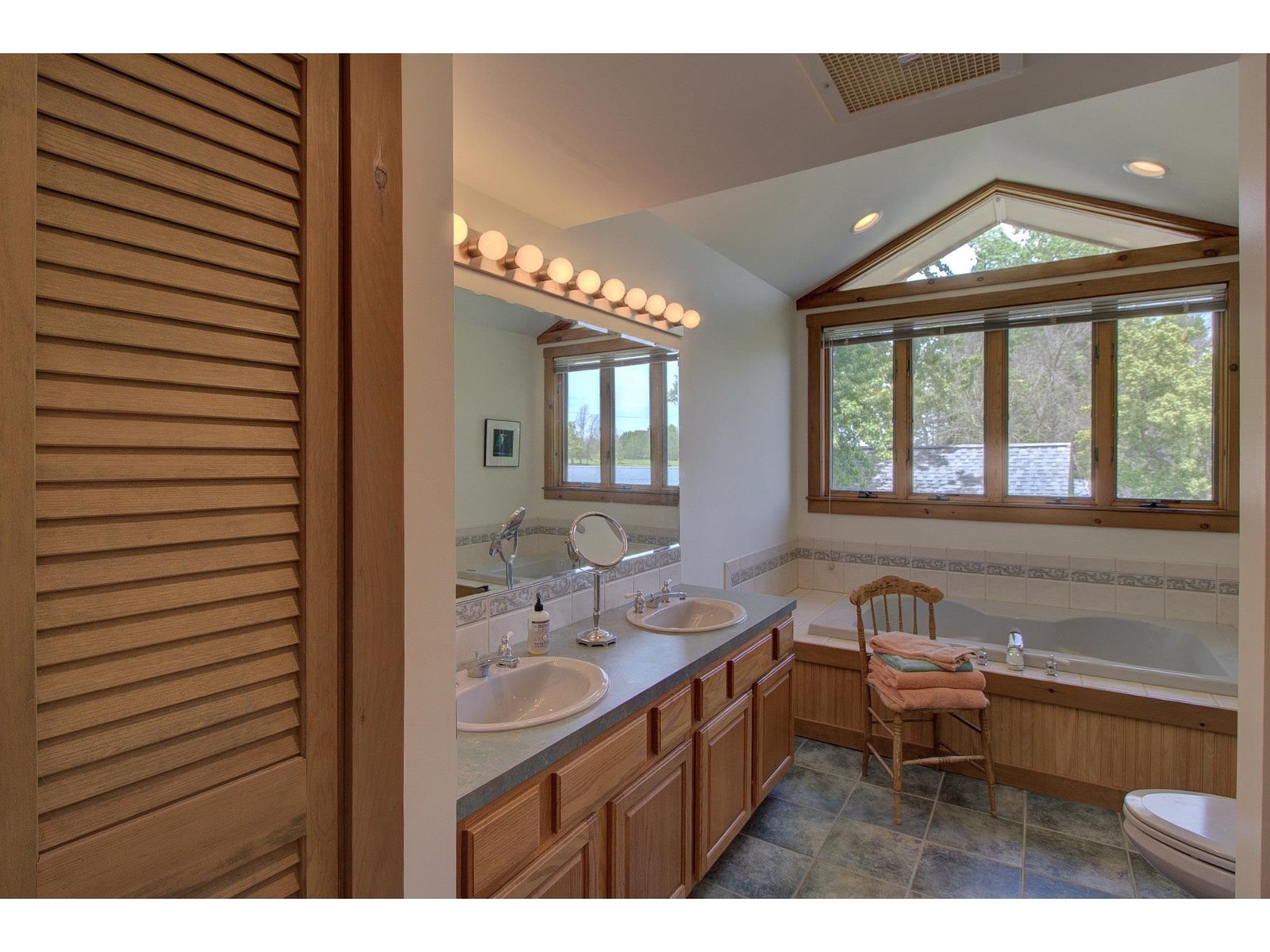 325 Oakridge Lane