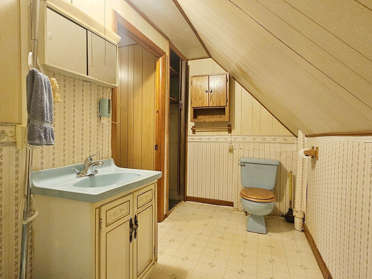 2nd Floor Bathroom