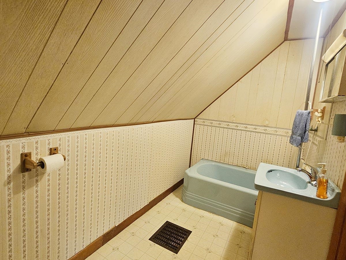 2nd Floor Bathroom