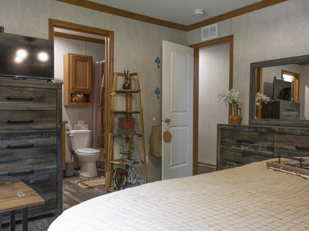 Bedroom with en-suite bath
