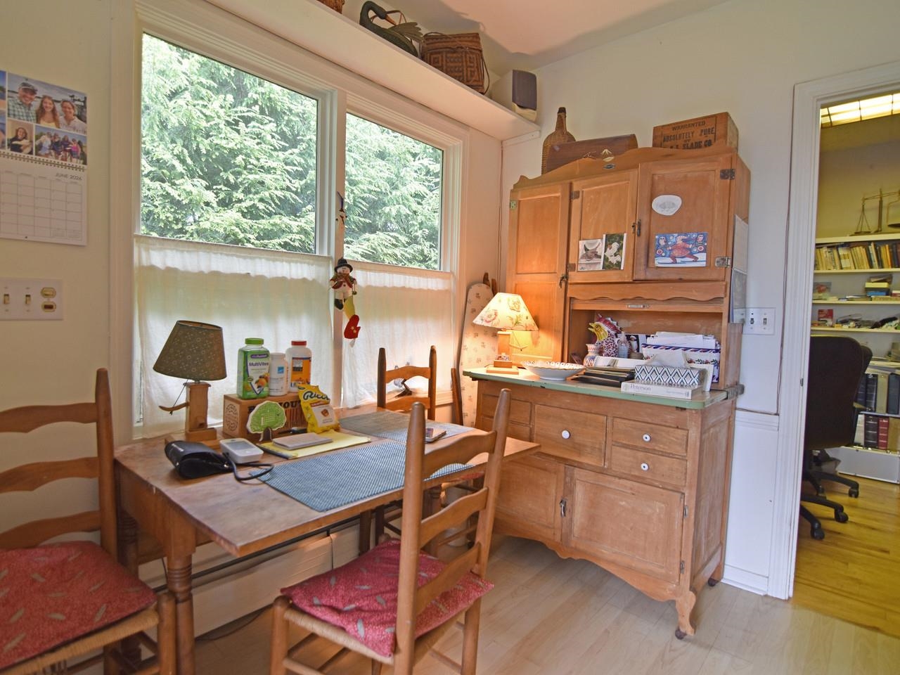 Casual dining & office nook