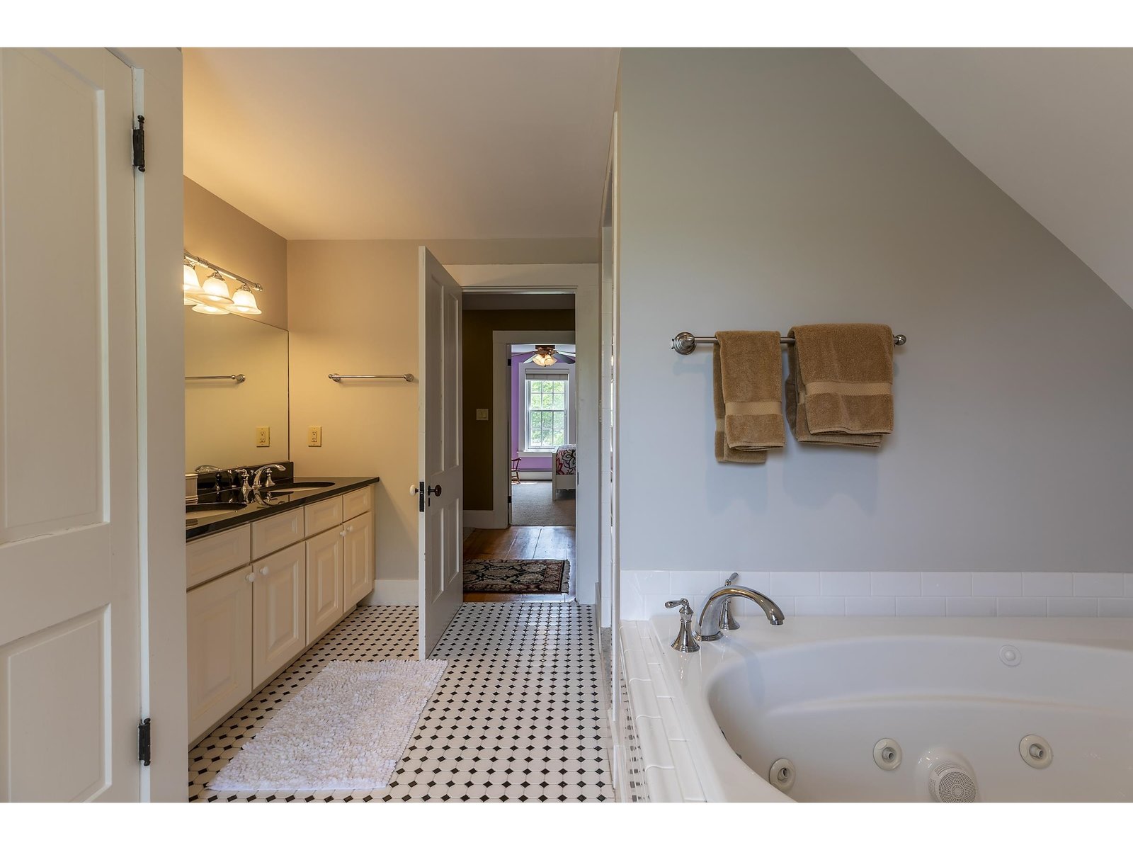Shared bath on 2nd floor