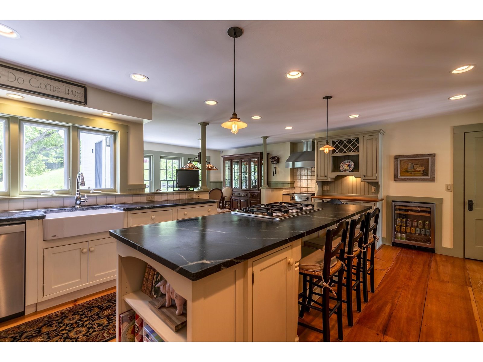 Chef's kitchen with grill room