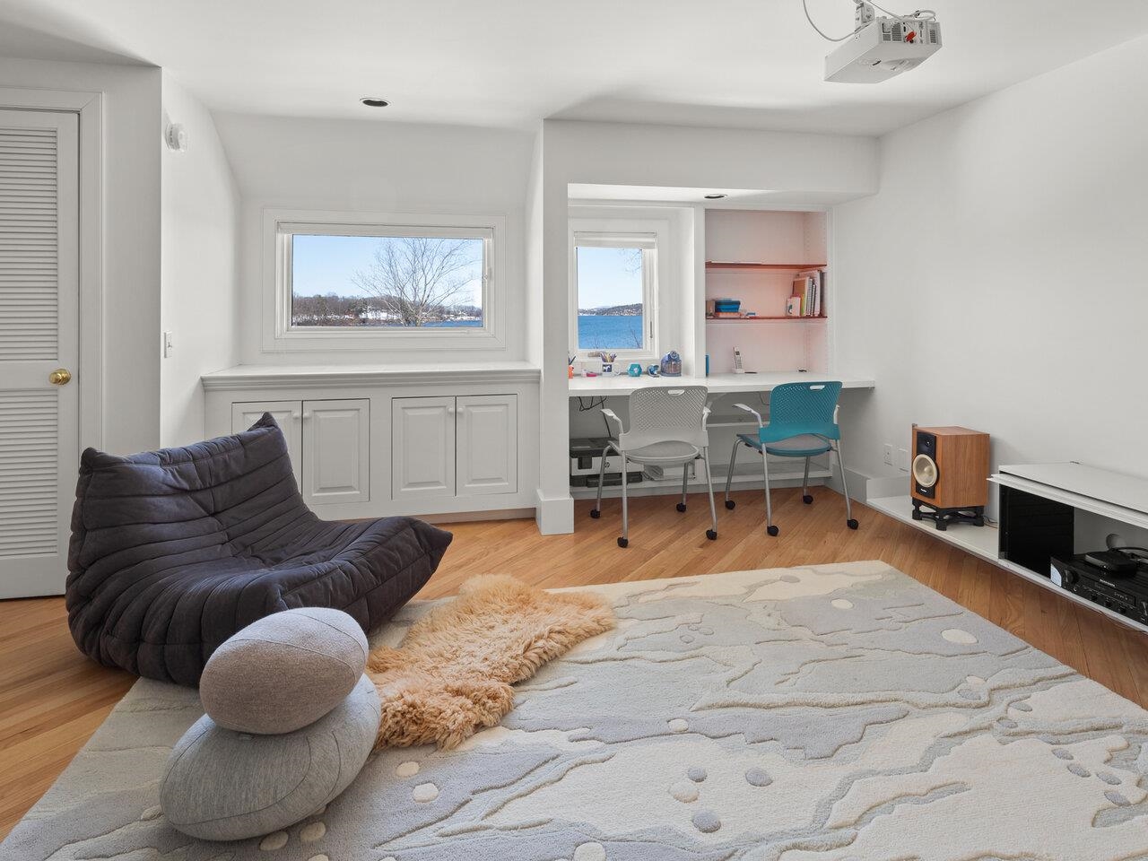 3rd floor bath with bench