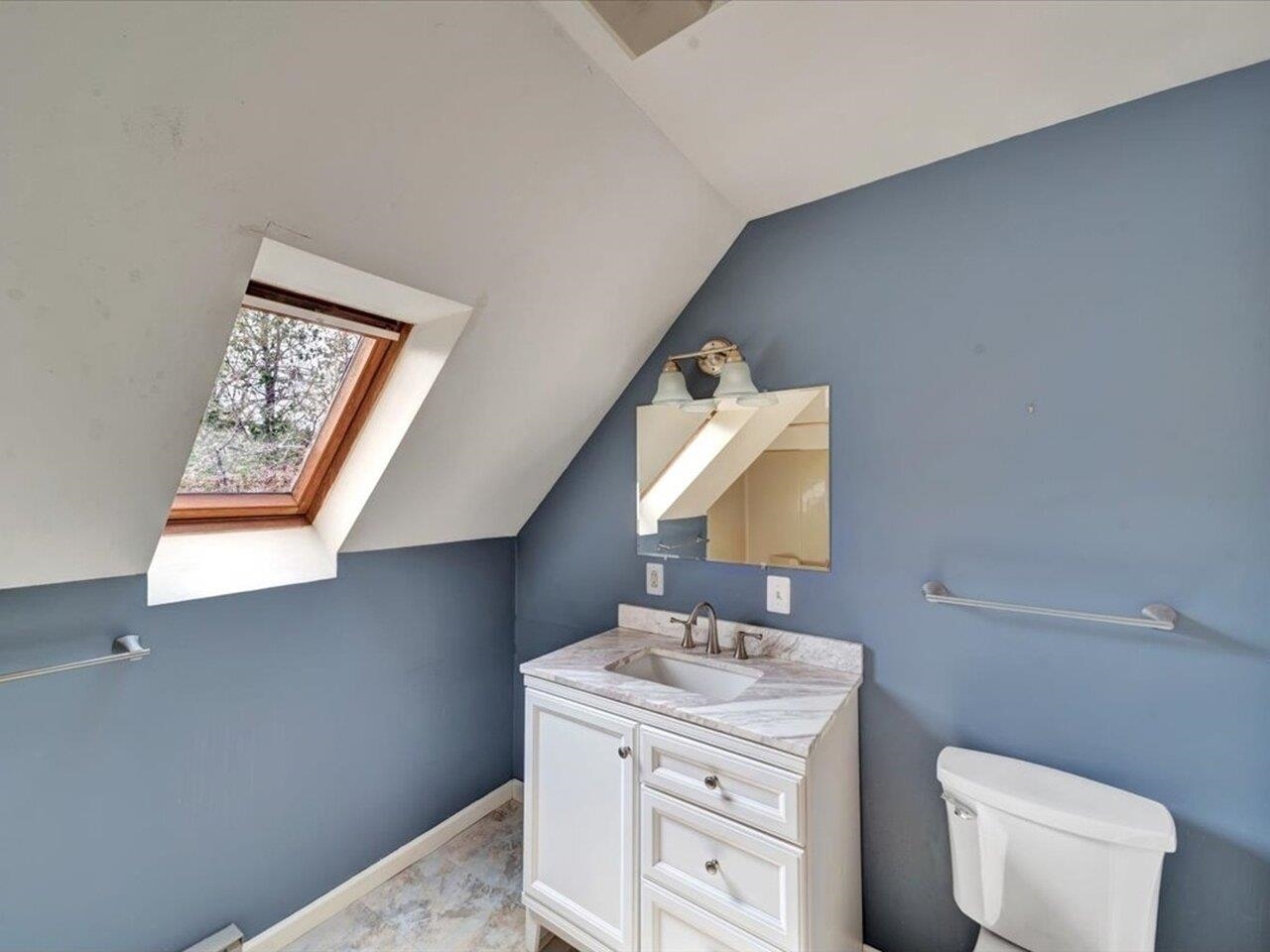 Full bathroom on 2nd floor