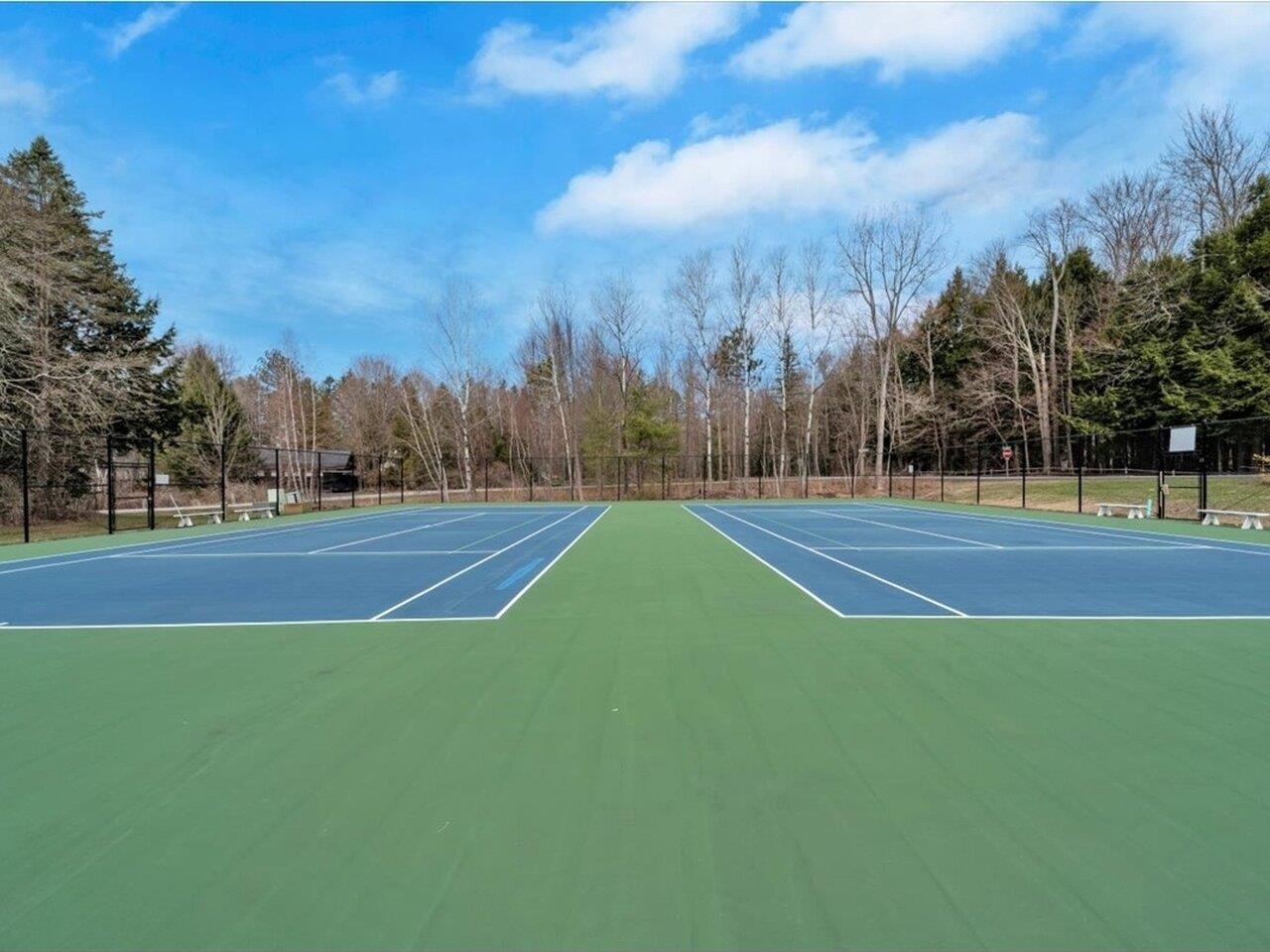Enjoy tennis with friends!