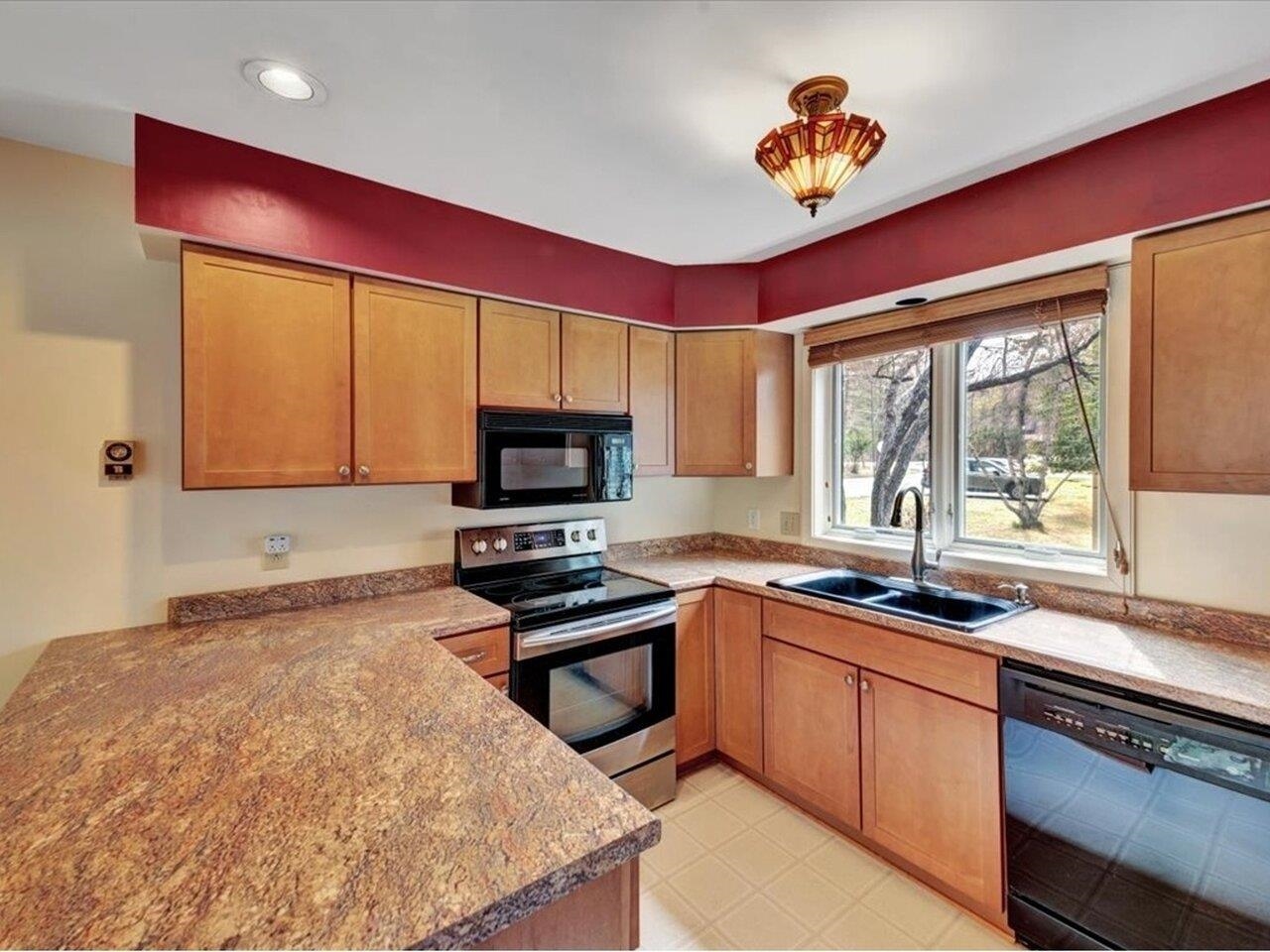 Roomy kitchen, lots of storage