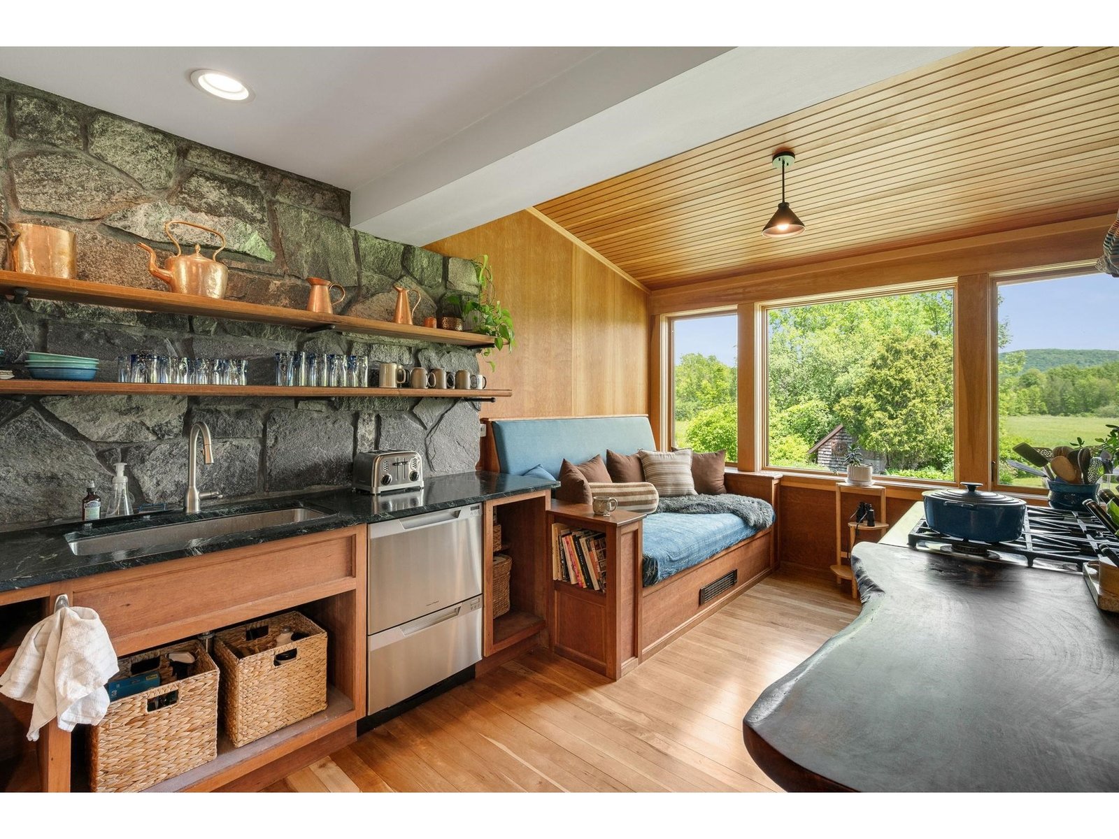 3421 Lake Road