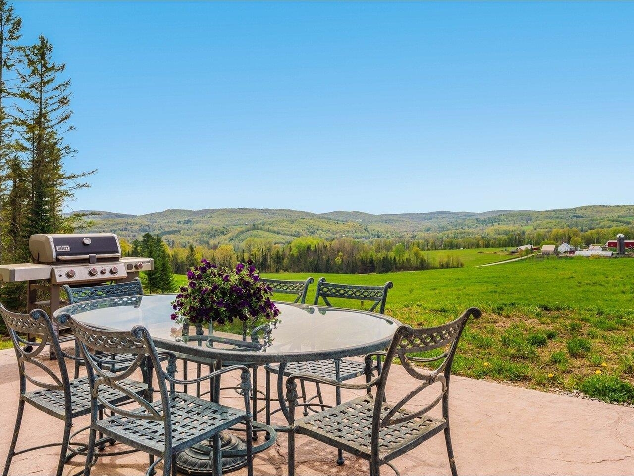 Enjoy a meal al fresco!