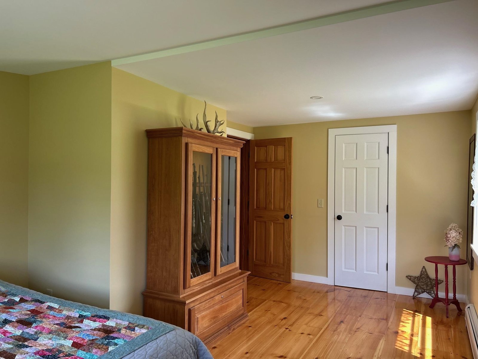 Hallway to bedrooms/ full bath