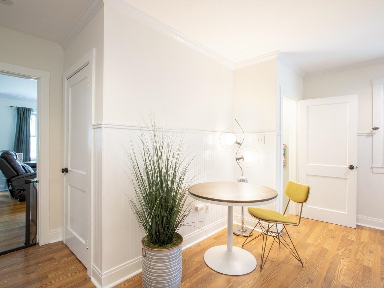 Eat-in kitchen